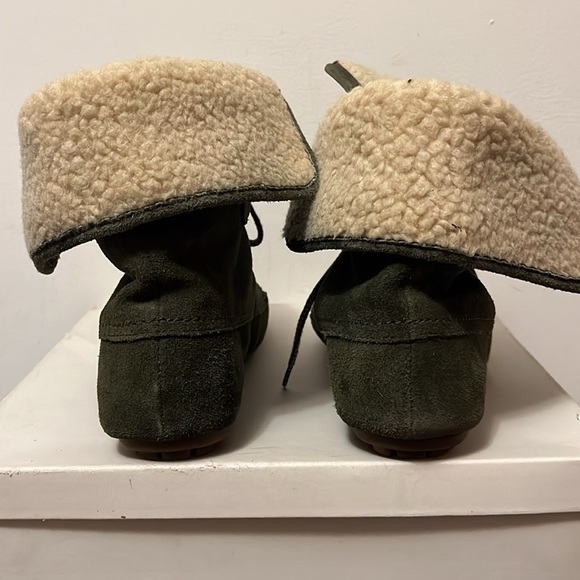 EUC Minnetonka size 8.5 Suede Fayetteville Folded Collar Boot with box - Picture 5 of 7